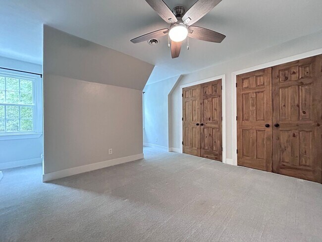 Foto del edificio - Charming Waterfront Home in Sought-After Chesopeian Colony "ASK ABOUT OUR ZERO DEPOSIT"