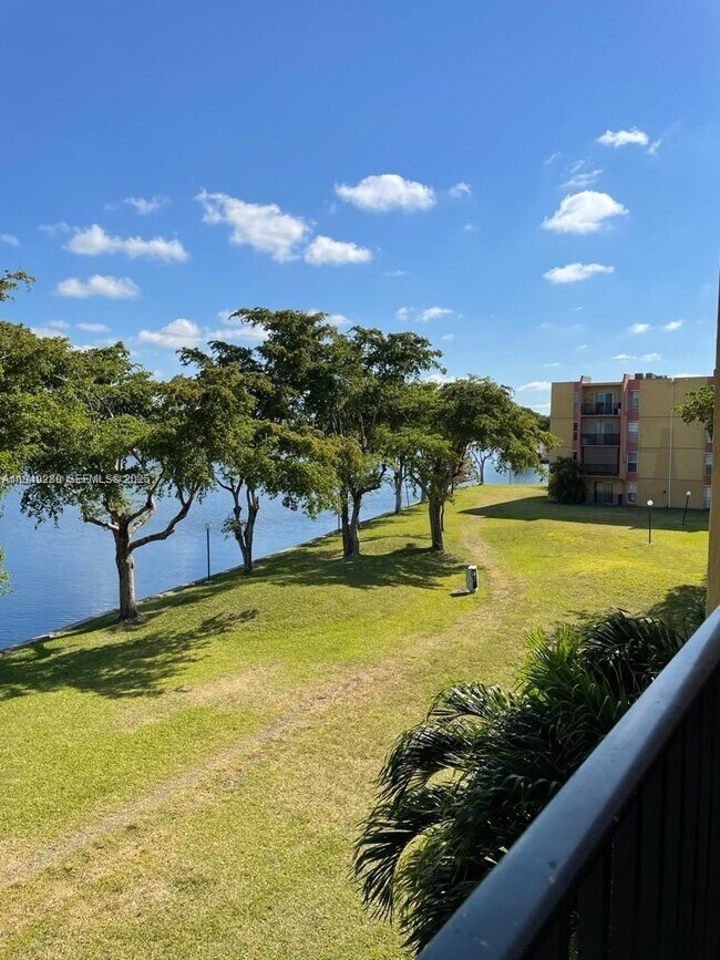 Foto del edificio - 4803 NW 7th St