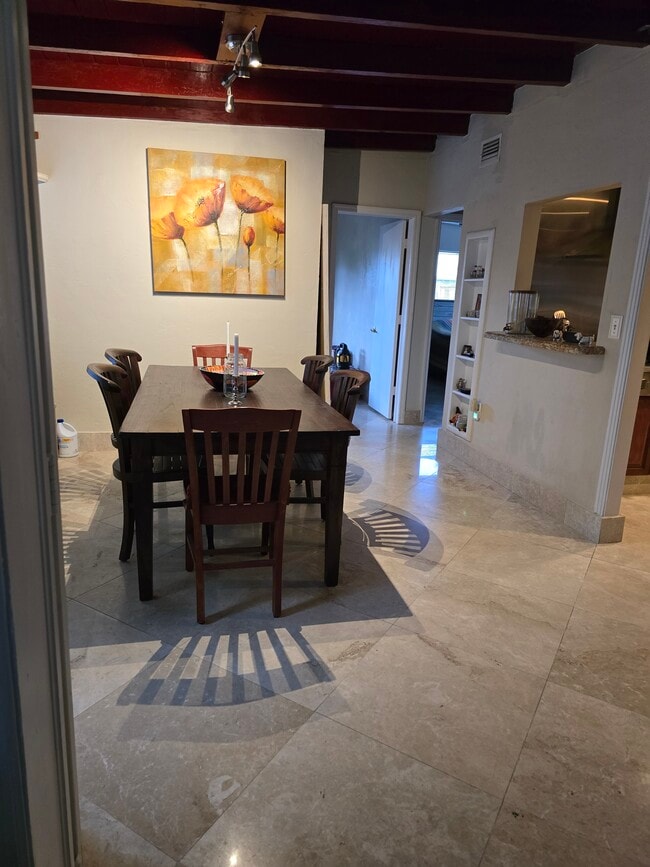 Comedor. Suelos de piedra de mármol en toda la casa. - 6364 SW 33rd St
