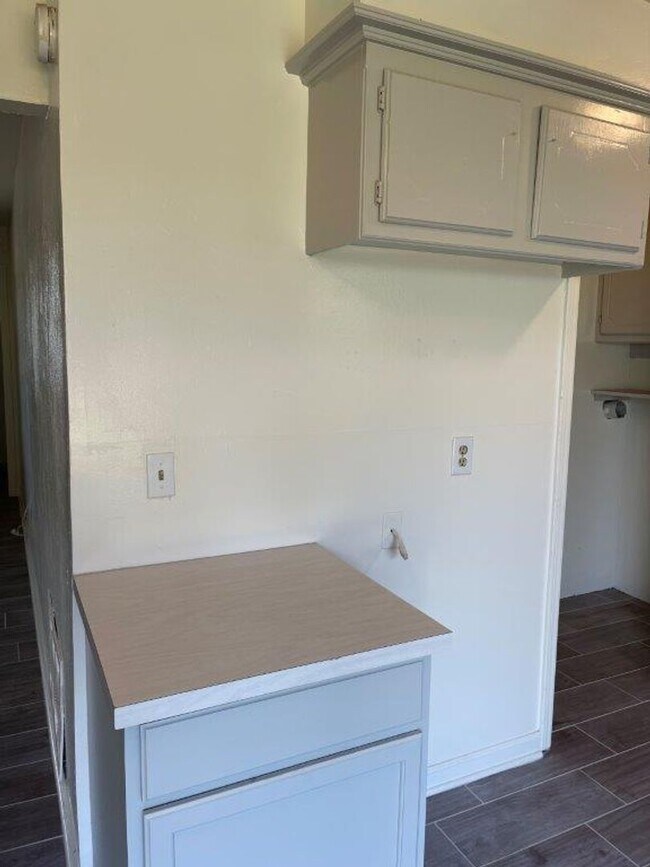 Building Photo - 3  bed 1.5 baths, 1 car garage, large fenc...