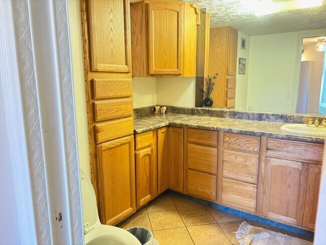 Building Photo - Makaha Valley Towers - One Bedroom