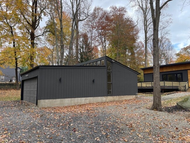 Building Photo - 6 Indian Hill Ln