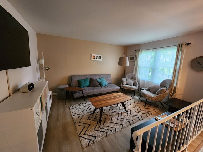 Building Photo - Beautiful 3-bedroom, 1.5-bathroom split-le...