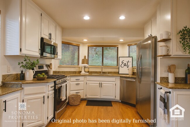 Foto del edificio - 3+ Bedroom / 2 Bathroom Home with Sunroom & Beautiful Views