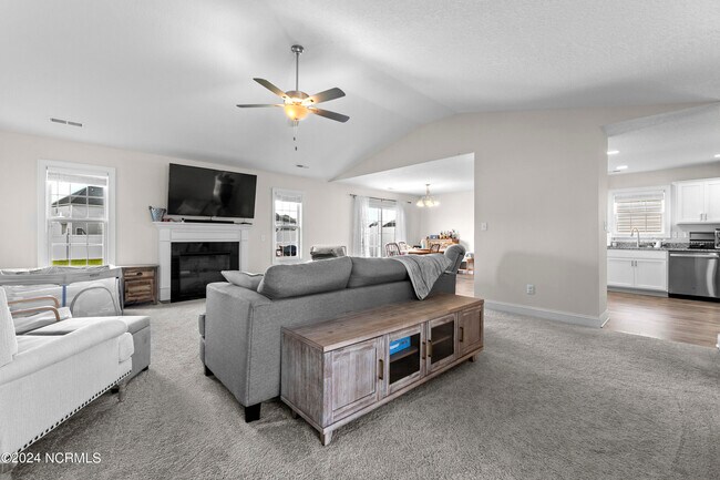 Foto del edificio - 251 Crossroads Store Dr