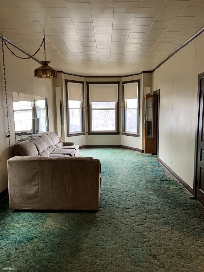 Foto del edificio - 2 br, 1 bath Flat - 3409 N Bosworth Ave