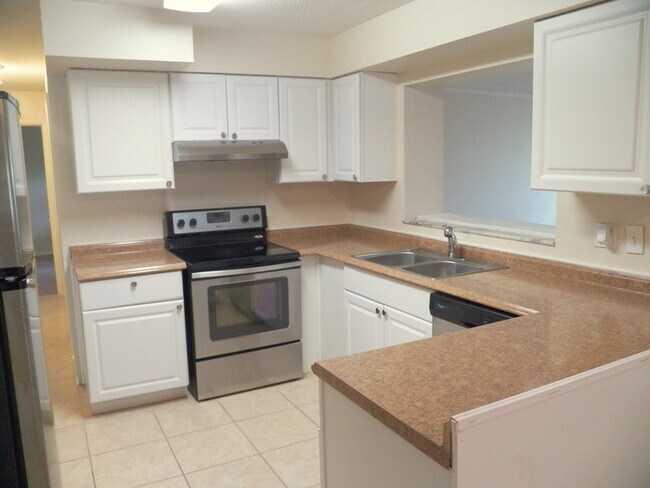 Building Photo - Spacious 3/2 home!