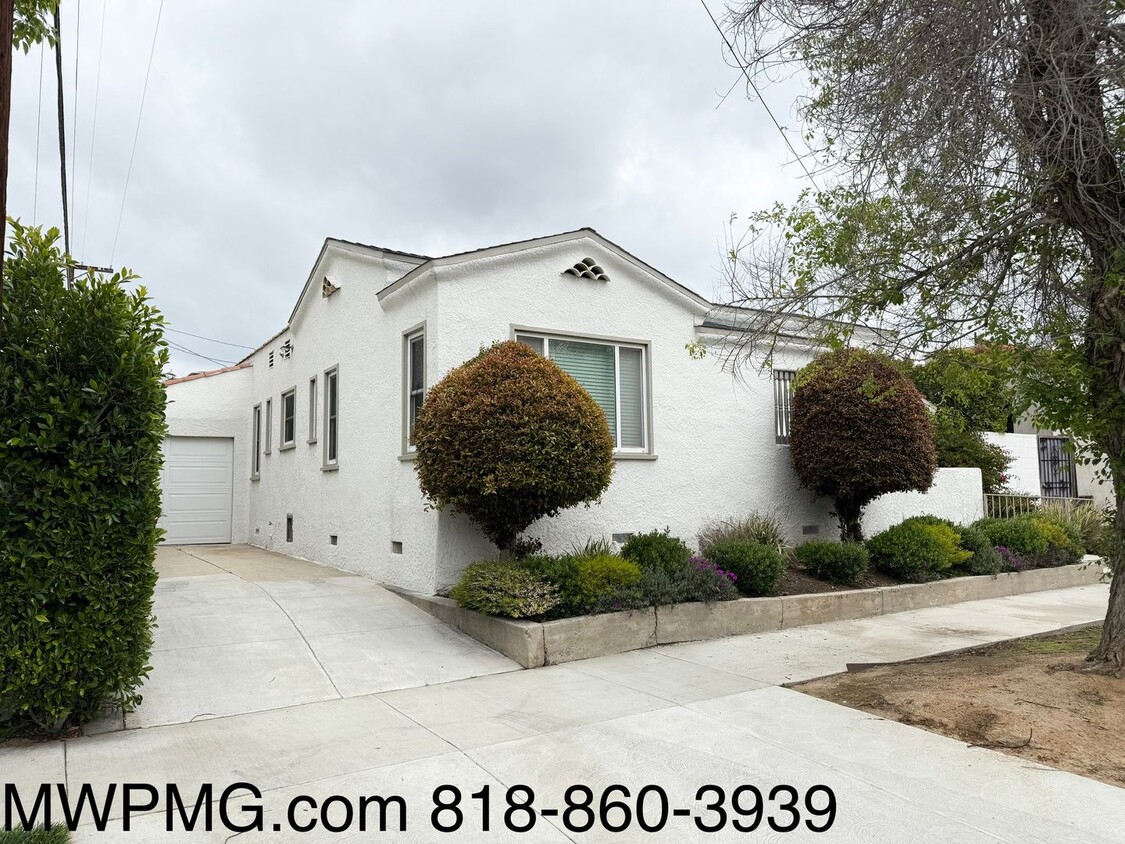 Foto principal - Ideally situated 2-Bed 2-Bath HOME