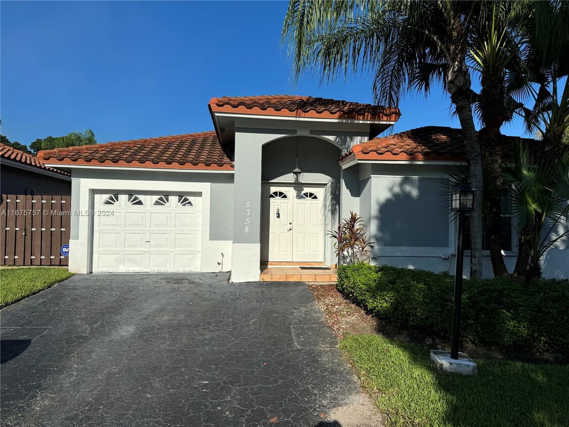 Foto principal - 5758 NW 97th Pl