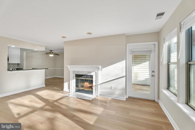 Foto del edificio - 3321 Sir Thomas Dr