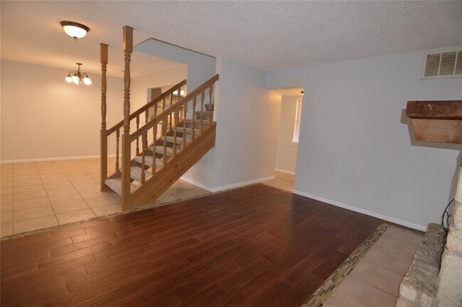Building Photo - 8912 Circle Dr