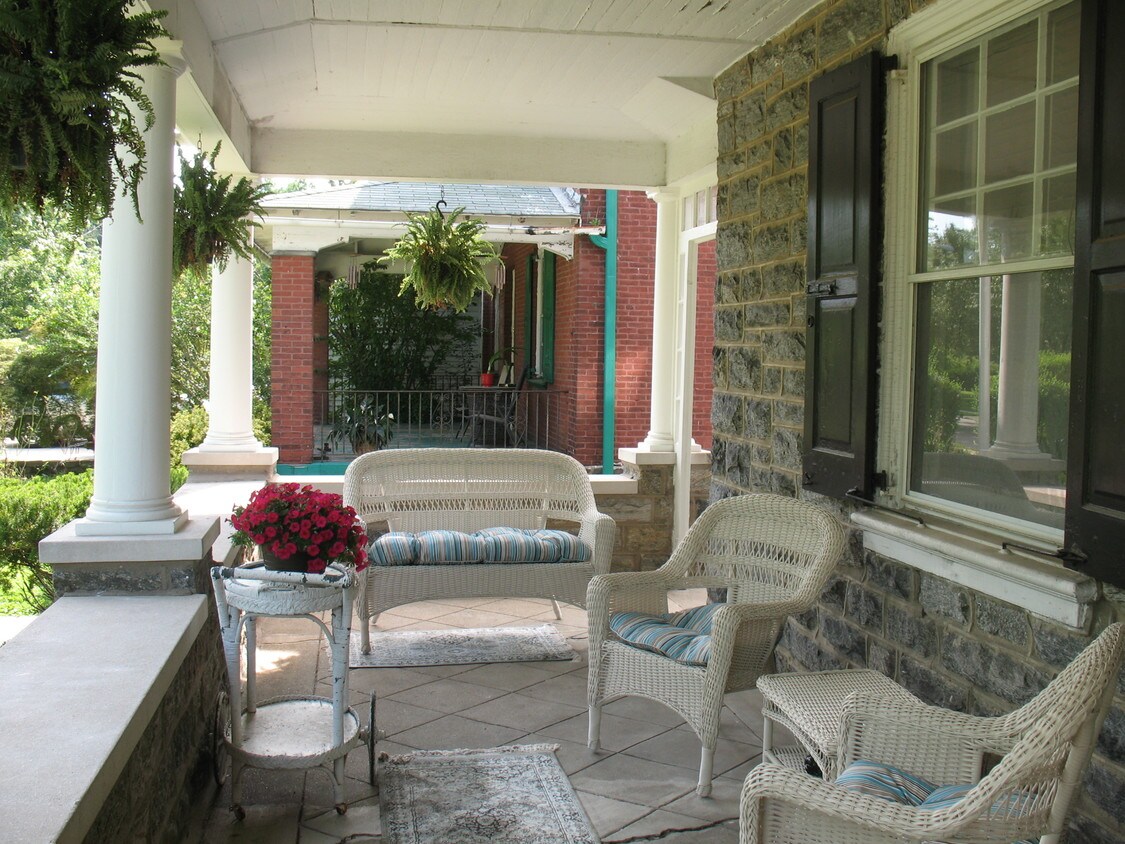 Foto principal - 6379 Woodbine Ave