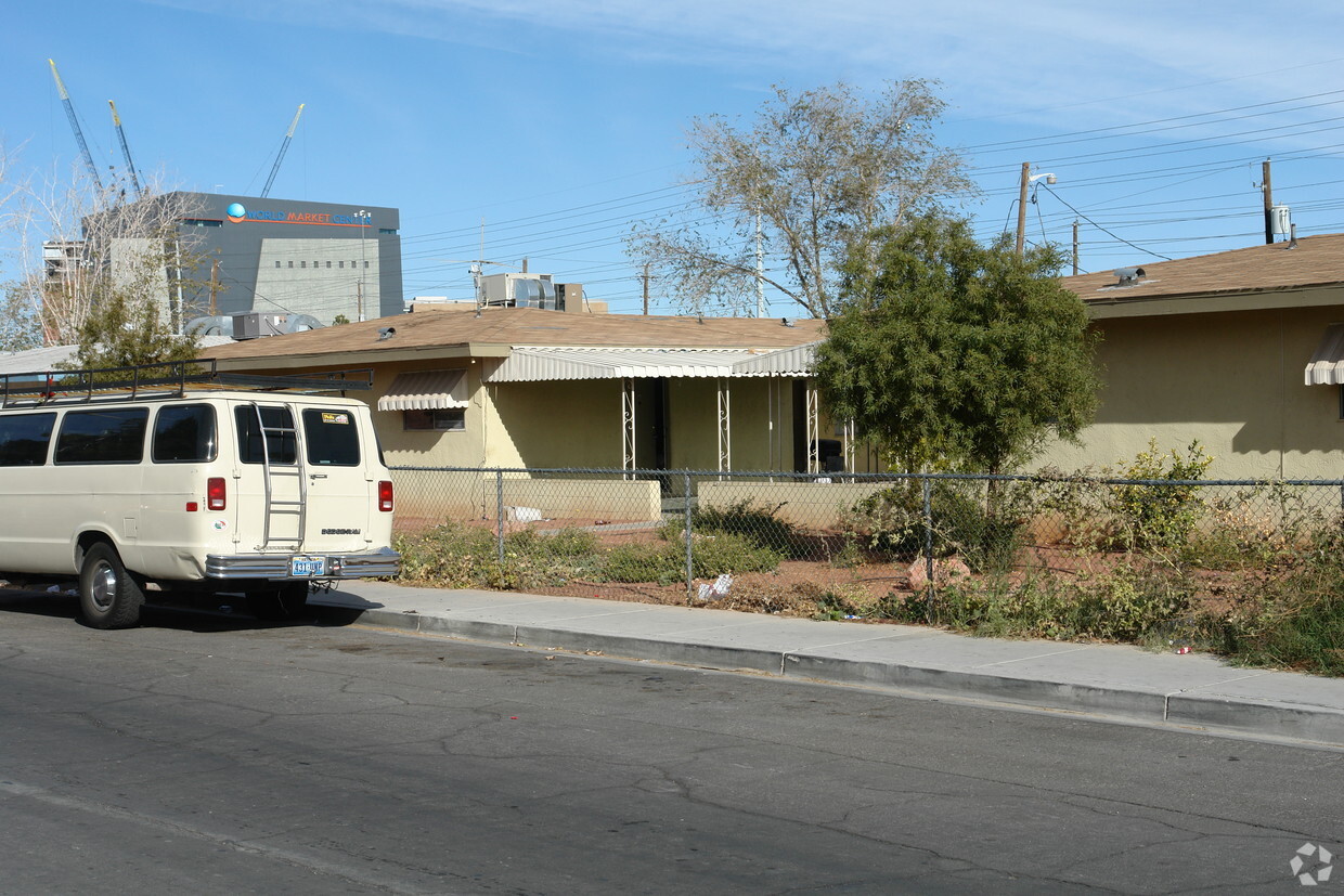 Foto del edificio - 911 Desert Ln