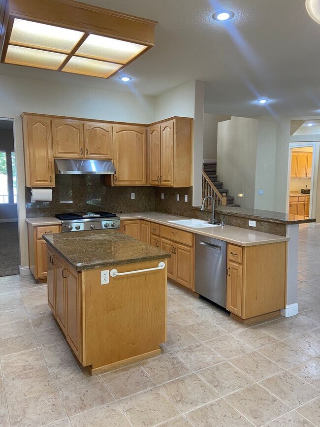 Building Photo - Broadstone Solar Home - 5 Bdrms, 4 Baths