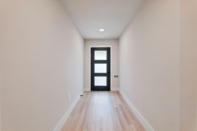 Foto del edificio - 8500 Gibbs Dr