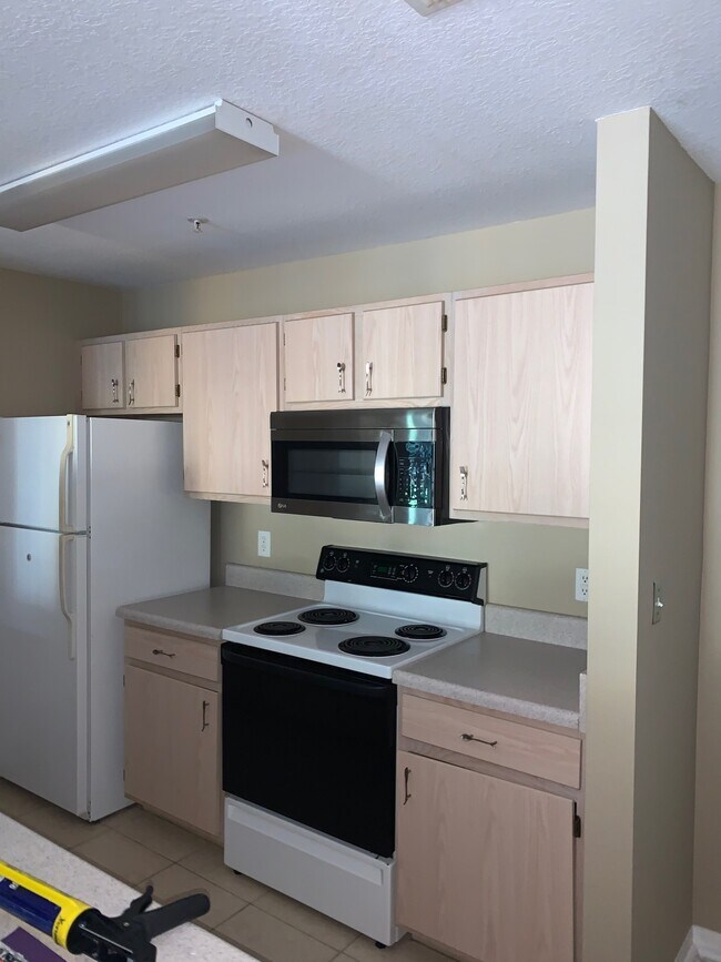 Building Photo - 5475 Vineland Rd