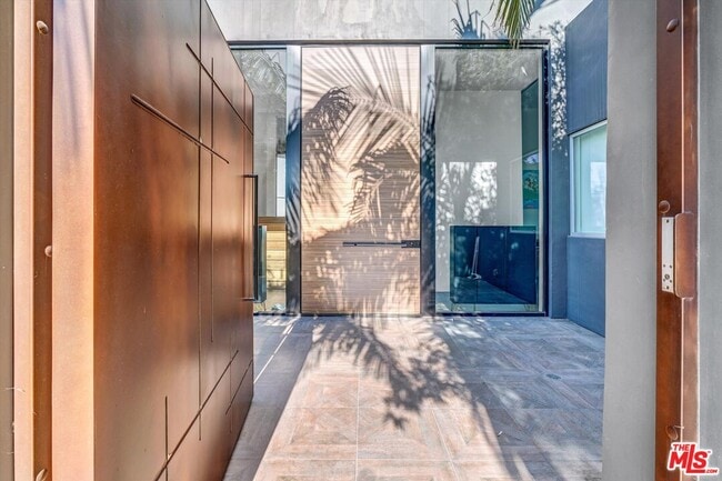 Building Photo - 9400 Readcrest Dr