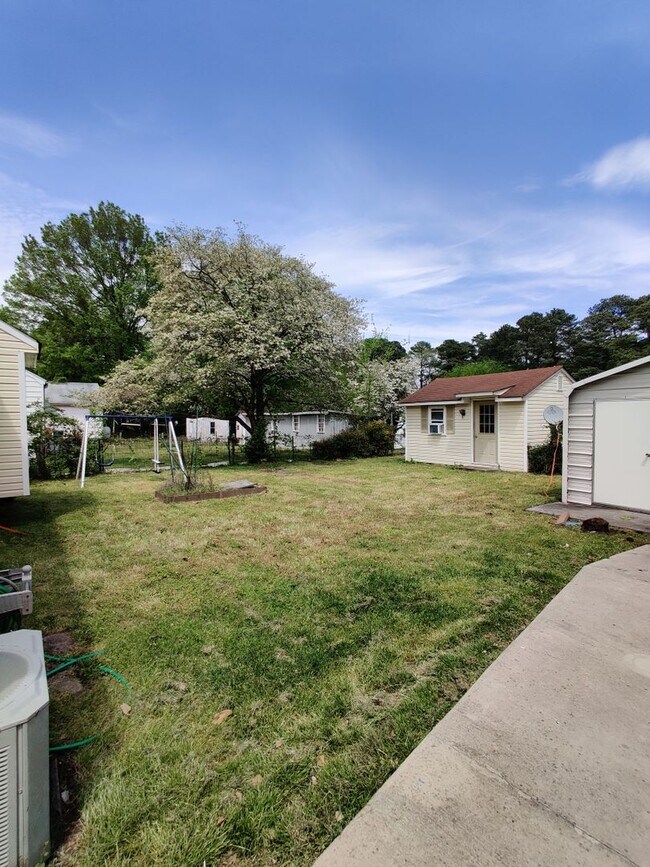 Building Photo - 2 bedroom home with a garage
