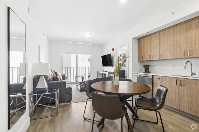 2BR, 2BA - 750SF - Dinning Room - 1025 Metro