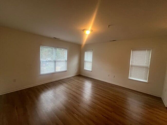 Foto del edificio - Central Wilmington, ground floor end unit, large 2 BR with porch(The Gardens)