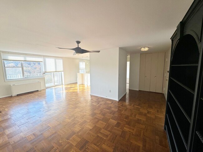 Foto del edificio - Beautiful and Spacious 1-BR Apt in Luxury ...