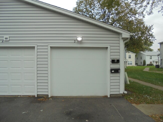 Building Photo - 1395 S Glen Cir