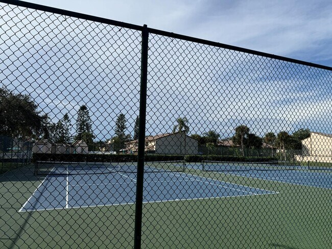 Foto del edificio - 9209 Seminole Blvd