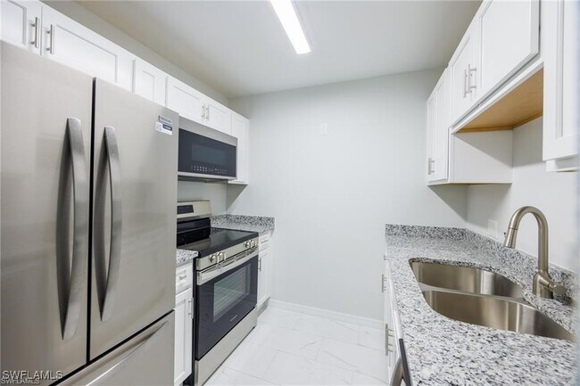 Foto del edificio - 3225 E Riverside Dr