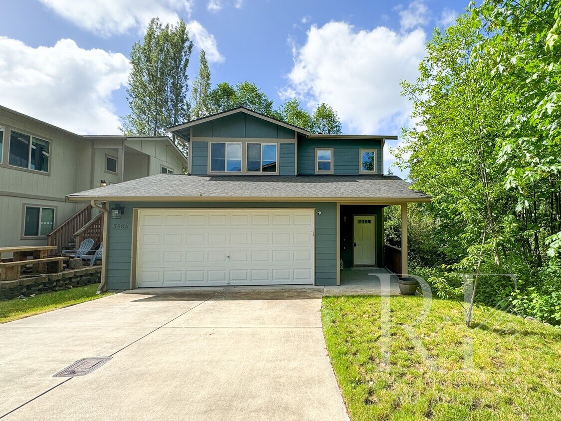 Primary Photo - Nice 2-Story End of Road Privacy