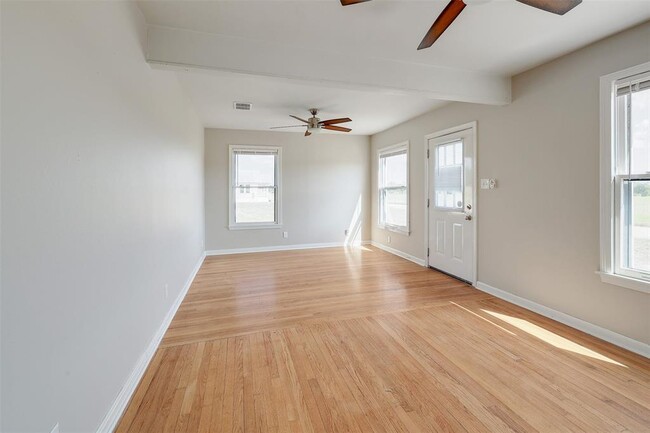 Building Photo - 127 Daisy Ln