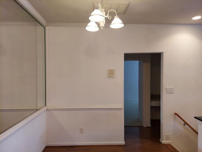 Building Photo - 3 BED / 2 BATH CONDO
