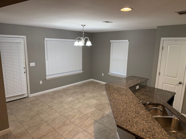 Building Photo - Charming home close to Turkey Creek, No HO...