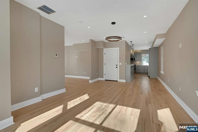 Building Photo - 49 Park Ave