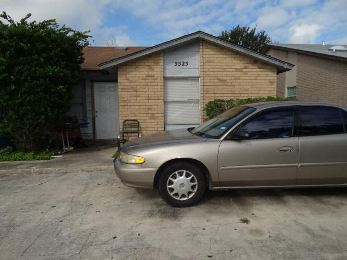 Building Photo - 5525 Lochmoor #1, San Antonio, TX. 78244