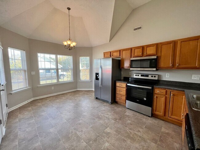 Foto del edificio - 3 Bed 2 Bath with Bonus in North Blackman Area