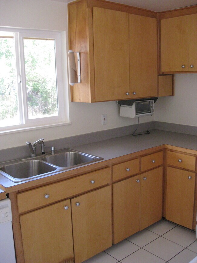 Building Photo - Pre-Lease: 3 Bed 1.5 Bath Ranch Home With Large Backyard Close To East Campus.