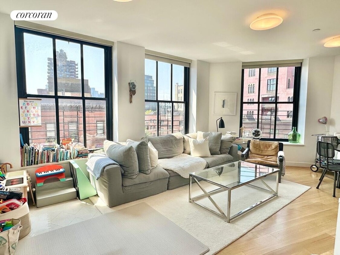 Primary Photo - 341 W 11th St