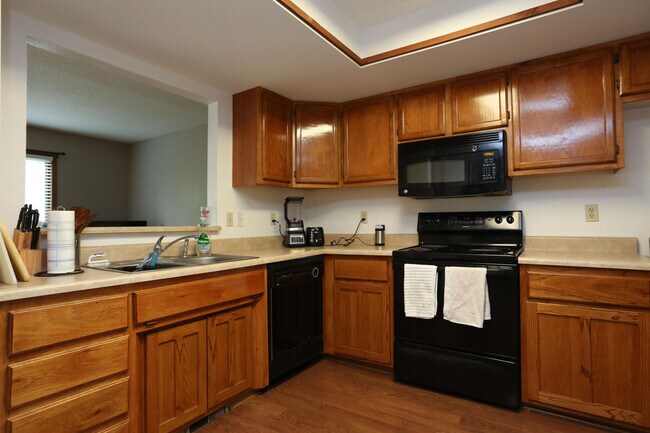 Building Photo - 483 Foxfire Dr