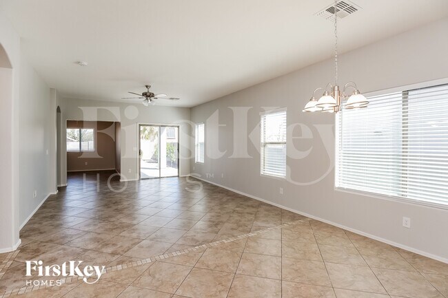 Foto del edificio - 1210 W Vineyard Plains Dr