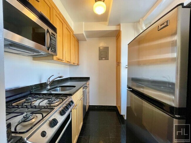 Building Photo - AMAZING STUDIO APARTMENT!! AMAZING DEAL! W...