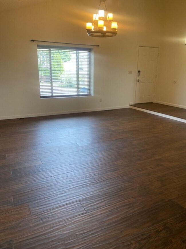 Building Photo - 3 Bedroom Tri-level in Woodland Hills