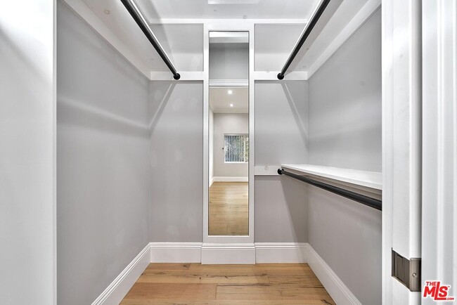 Building Photo - 1002 S Windsor Blvd