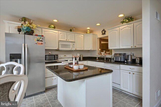 Building Photo - 84 Carousel Cir