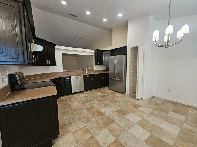 Foto del edificio - Charming 3-Bedroom Home in Prime Clermont ...