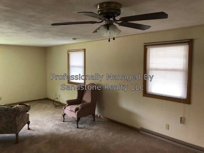 Foto del edificio - 2 BEDROOM Upstairs of a duplex