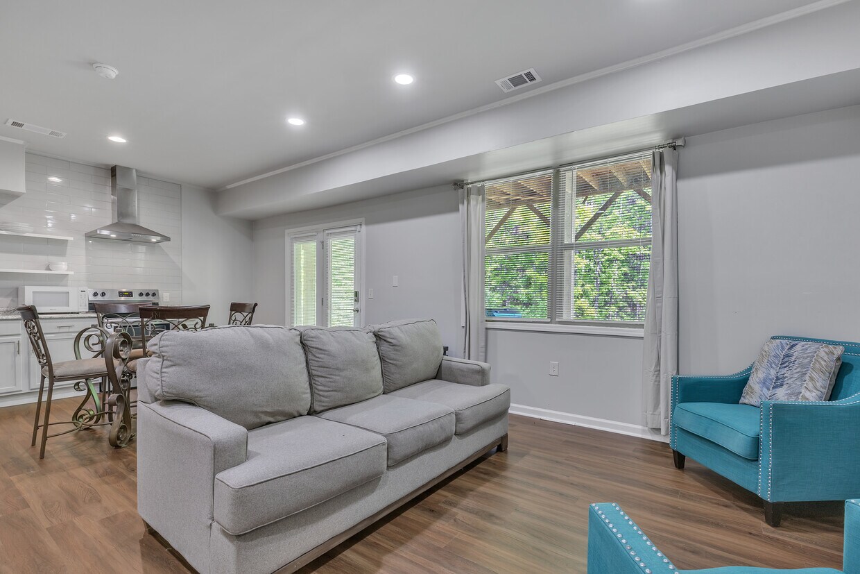 OpenLiving Area - 8008 Louis Dr