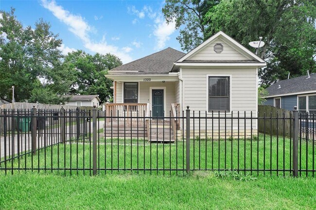 Building Photo - 1320 Idylwild St
