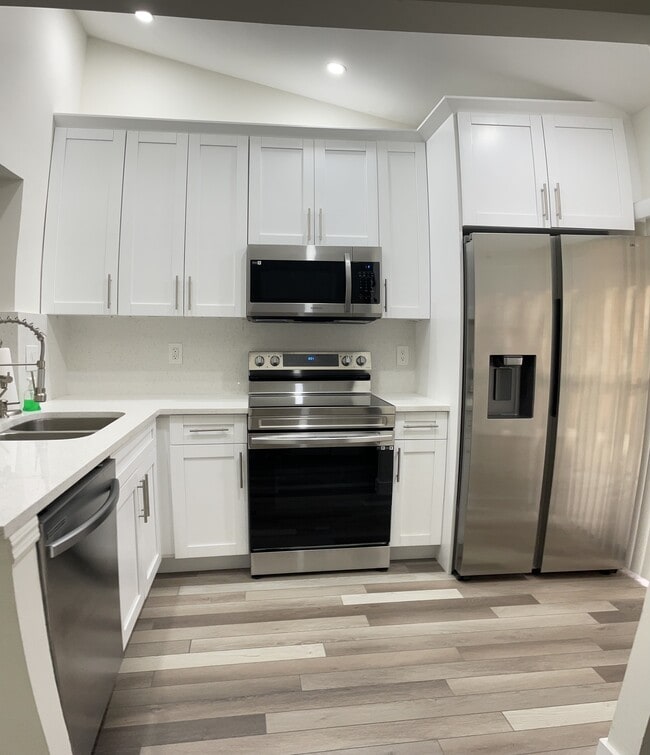 Sparkling Granite and stainless appliances. Soft close drawers. - 3939 NE 5th Ave