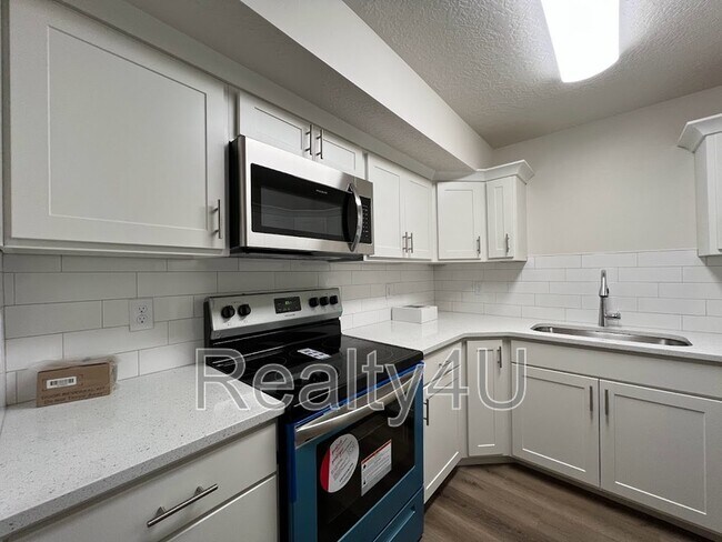 Building Photo - 2244 N Canyon Rd