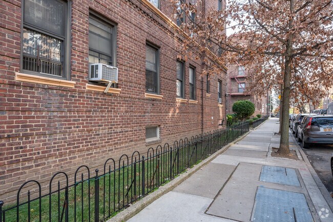 Building Photo - 62-64 Saunders St